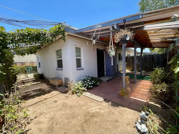 Beautiful 2 bedroom 1 bathroom with a private yard in the heart of El Cajon, 325 Roanoke Rd, El Cajon, CA 92020