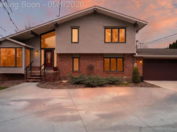 7117 Capri Dr, White Lake, MI 48383