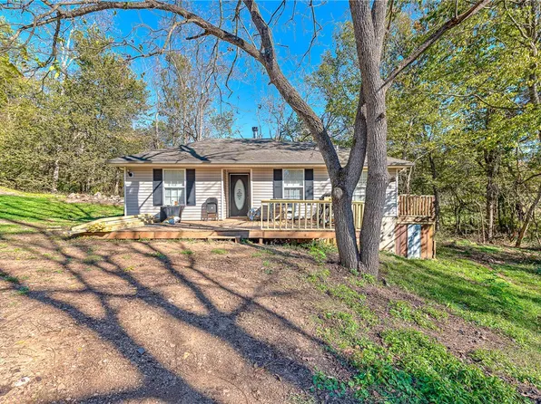 106 Hillside Dr, Huntsville, AR 72740