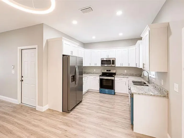 3203 E Diana St — Photo 3