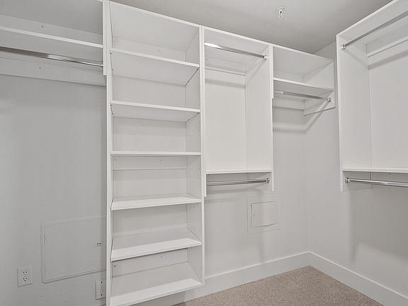 5th image of 929 Norwood St #224W