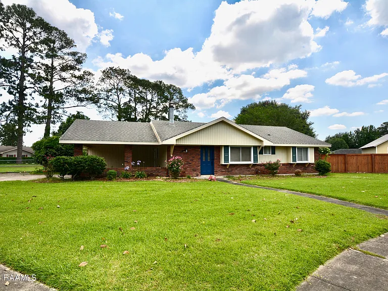 101 Boxwood Dr — Photo 1