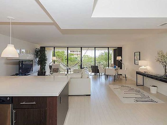 Casual Elegance Largest 2BD/2.5BA in Grove Isle