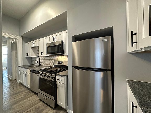 4th image of 403 Oak St APT 1