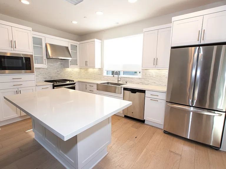 1625 Hampton Dr — Photo 10