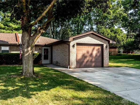 135 Highridge Ct, Franklin, OH 45005