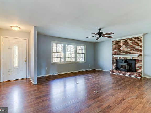 3rd image of 203 Fox Run Ln