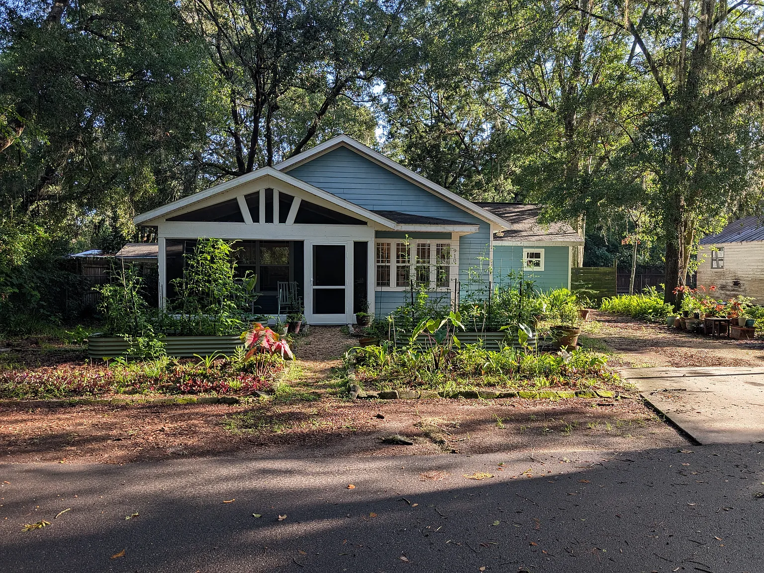 910 NW 29th Place — Photo 1