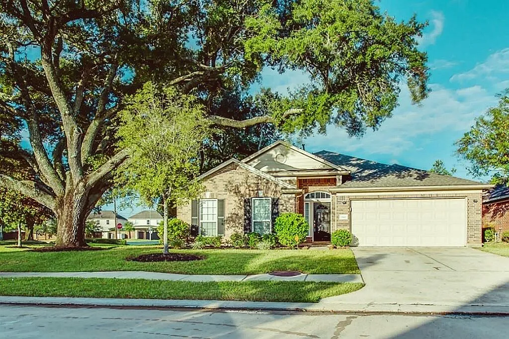4 bed, 2.0 bath, 2264 sqft, $2,200 — Photo 1