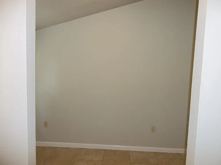 210 Loma Vista Dr S — Photo 8