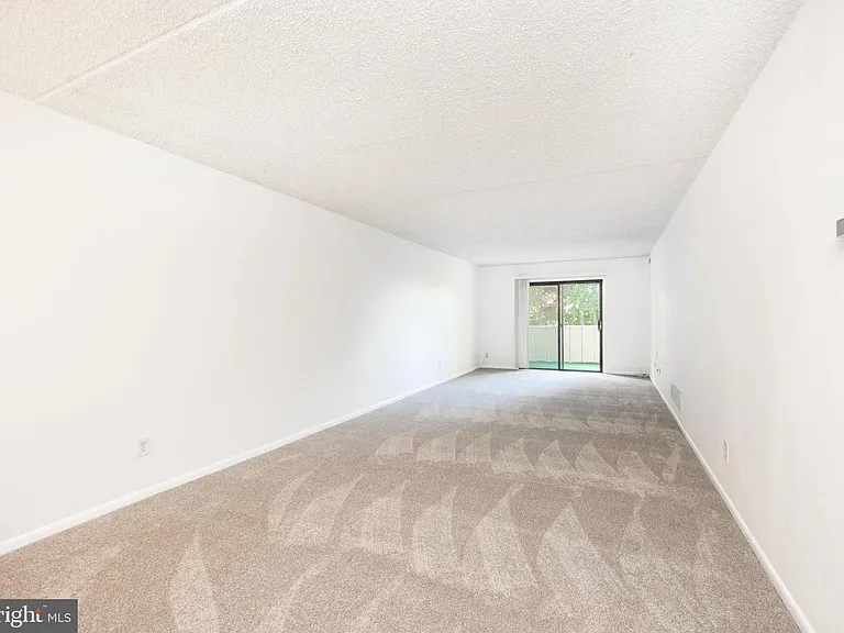 440 Summit House — Photo 14