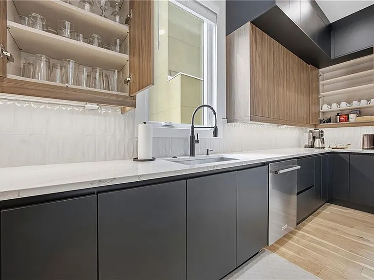 Markham St SW — Photo 27