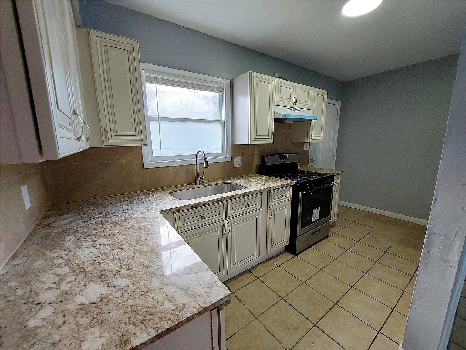 3 bed, 1.0 bath, 924 sqft, $1,195 — Photo 3