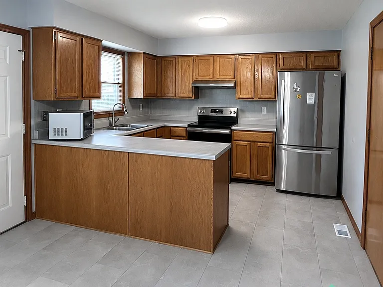 227 E Colleen Dr — Photo 4