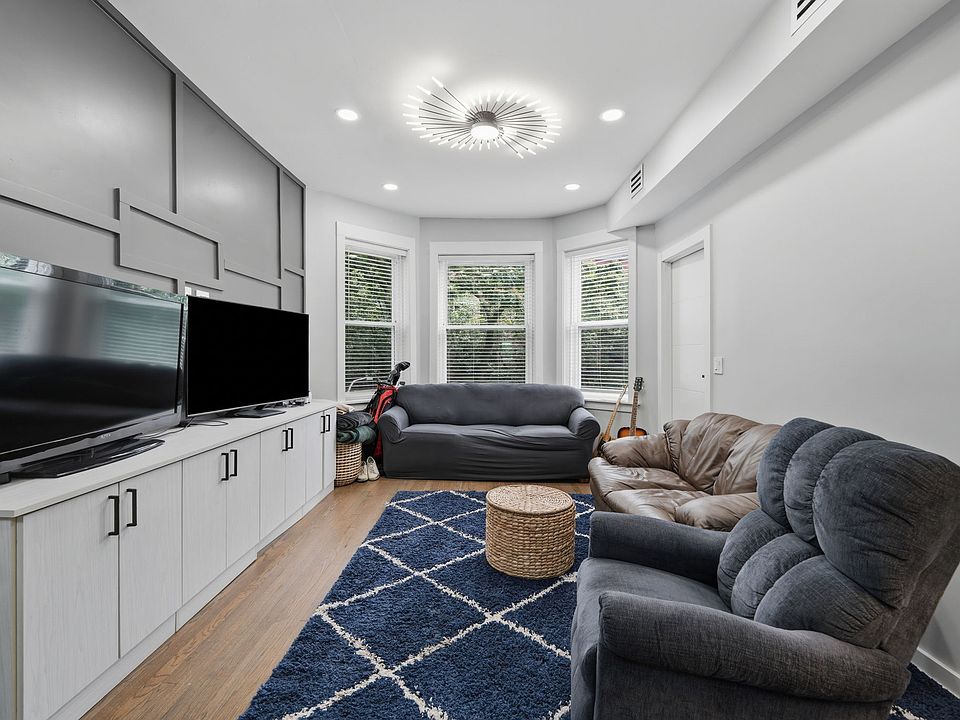 1st image of 1518 W Melrose St #2