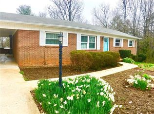 945 12th St SE, Hickory, NC 28602