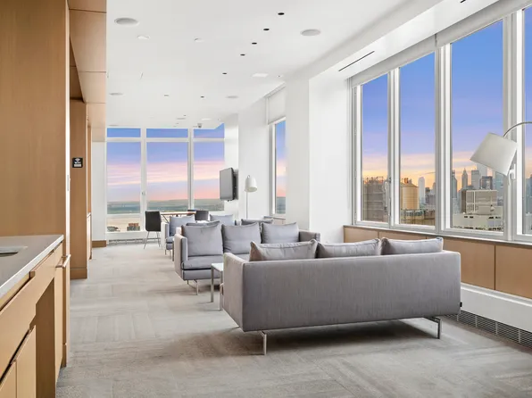 388 Bridge Street image 15 of 17