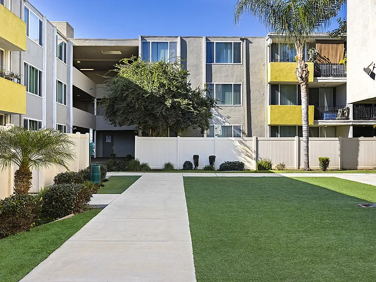 RESIDENCES AT WOODLAKE — Photo 2