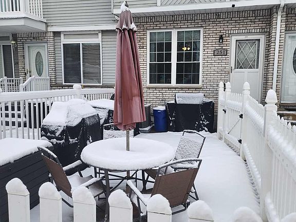 3rd image of 251 Loretto St