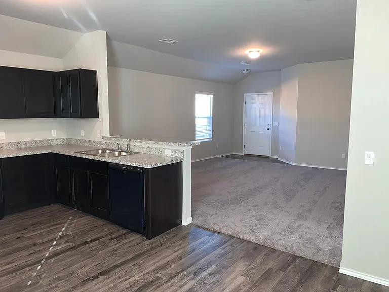 2932 Russell Rd — Photo 4