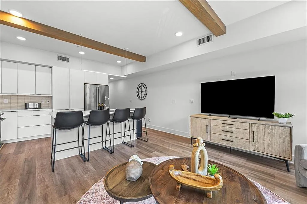 1 bed, 1.0 bath, 981 sqft, $2,595 — Photo 2
