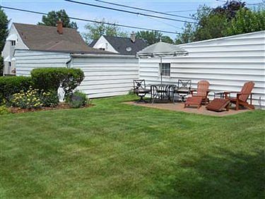 3rd image of 10613 Elmwood Ave