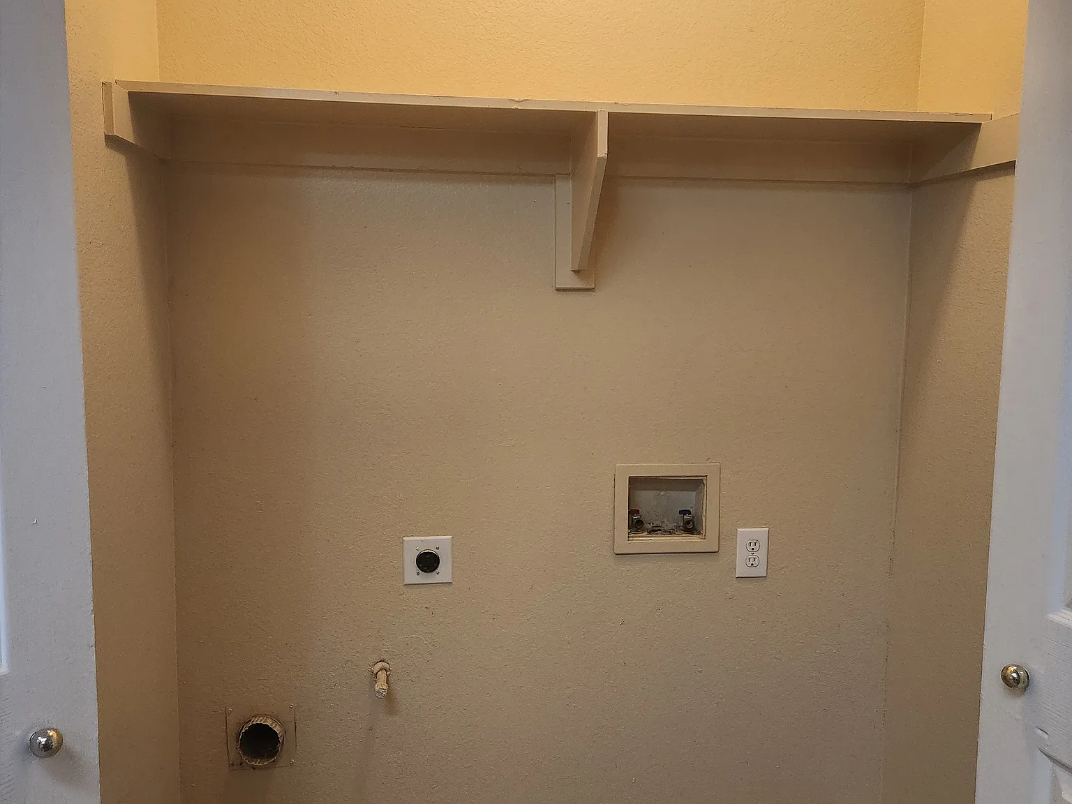 3 bed, 2.5 bath, 1929 sqft, $2,400 — Photo 3