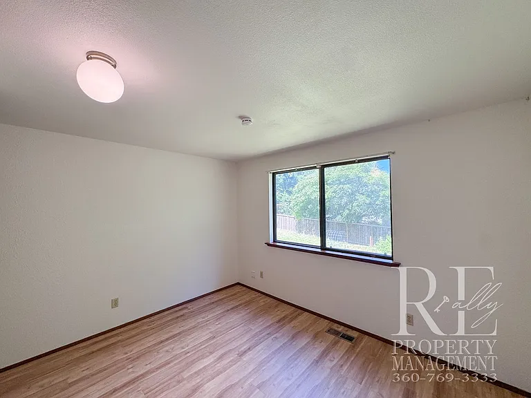2228 NE Ridgewood Dr — Photo 12