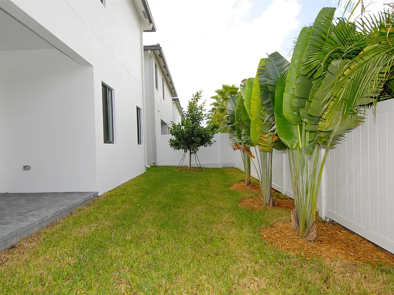 1435 SW 23rd St — Photo 11