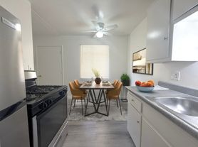 El Camino Apartments, 7