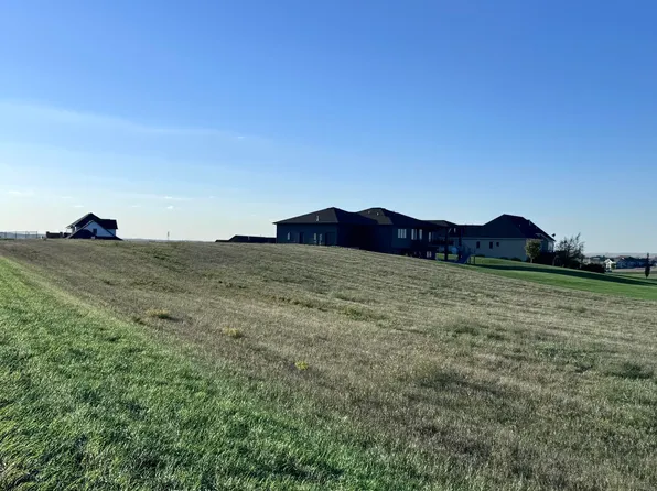 7505 Club House Dr, Bismarck, ND 58503