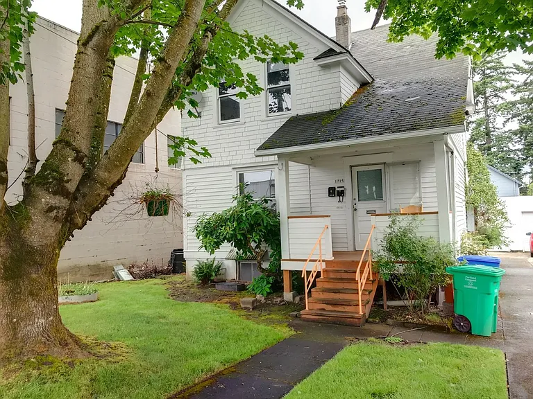 1725 SE Spokane St — Photo 1