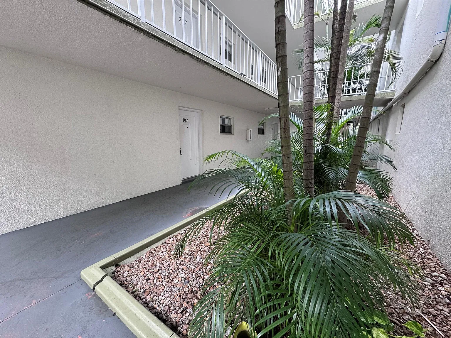 2 bed, 2.0 bath, 944 sqft, $1,750 — Photo 2