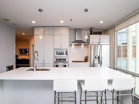 5th image of 653 N Kingsbury St APT 1701