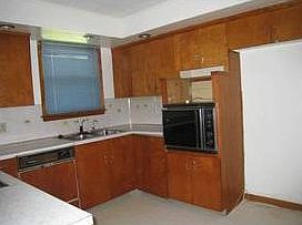 4th image of 421 2nd Ave NE