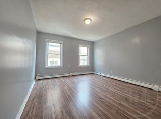  888 Branch Ave 2ndFlr 2B/1B FreshPaint Spacious GreatLocale! NOPets, Providence, RI 02904