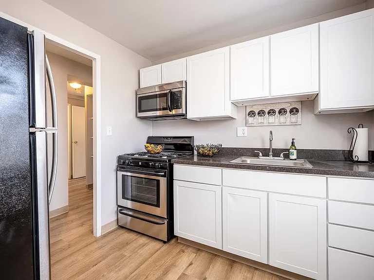 Rugby Square Apartments — Photo 3