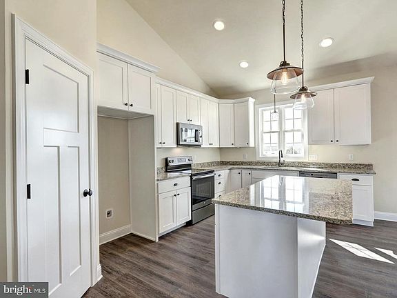 5th image of 104 Sherry Ln