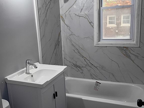 Bathroom in middle of 2 bedrooms