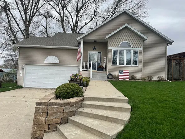202 Fairway Dr, Clear Lake, IA 50428