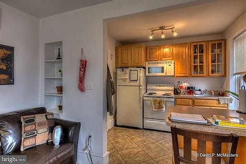 2nd image of 216 W King St APT 3