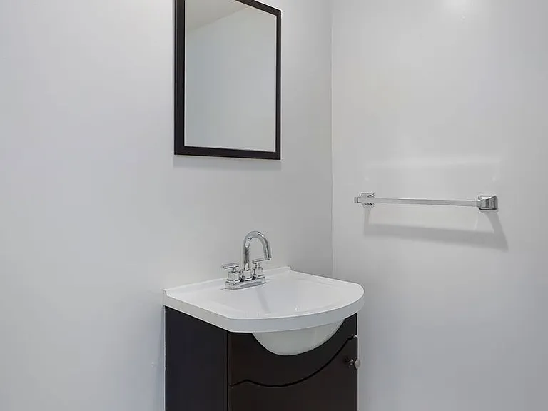 Corinth Apartments — Photo 6