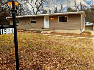 1924 Hickory Ln, Manito, IL 61546