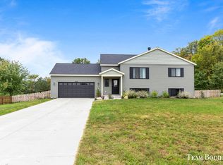 6028 Greenbriar Dr, Lowell, MI 49331