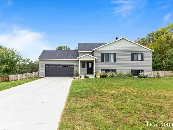 6028 Greenbriar Dr, Lowell, MI 49331