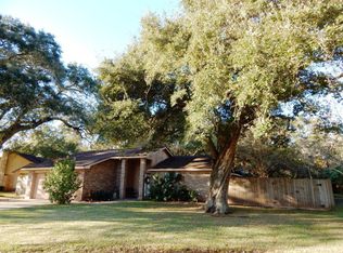 118 N Bow Dr, Jones Creek, TX 77541