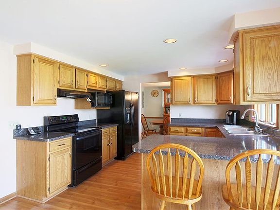 4th image of 3701 Meadowbrook Dr