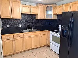 3 bed, 1.0 bath, 966 sqft, $1,500 — Photo 3