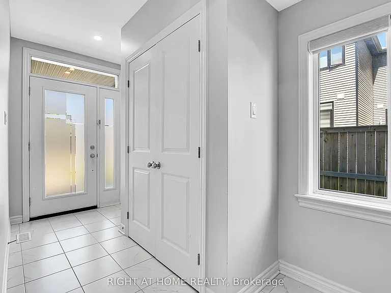 45 Mandevilla Cres — Photo 4