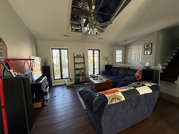 3rd image of 1172 Hill Crest Dr